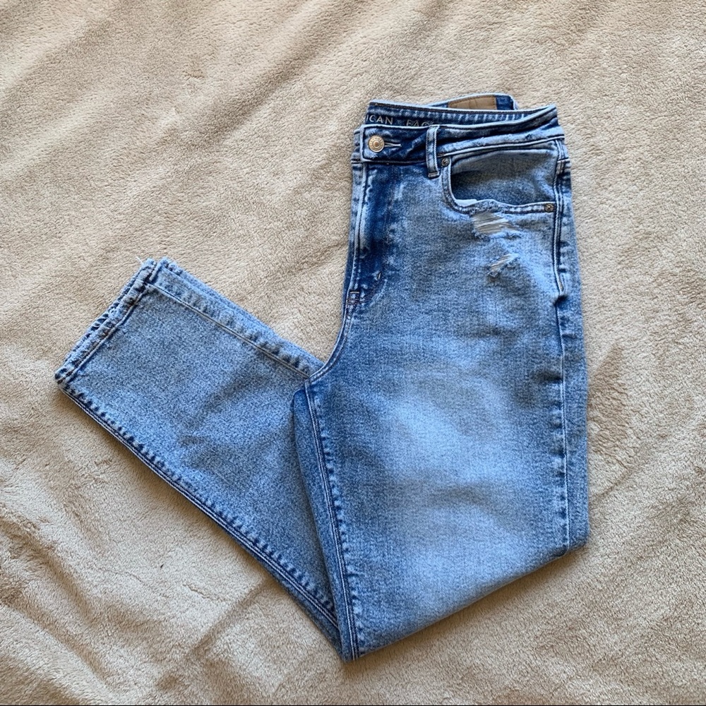 American Eagle: Light/Acid Wash Mom Jeans
